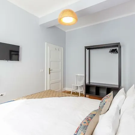 Chic 3 Bedroom Apartment