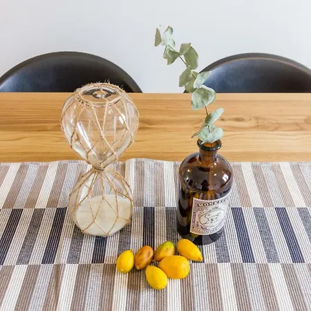 Διαμέρισμα Chic 3 Bedroom *