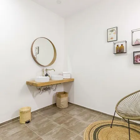 Chic 3 Bedroom Apartment *